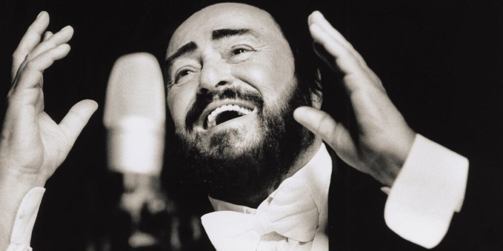 foto di Luciano Pavarotti in bianco e nero
